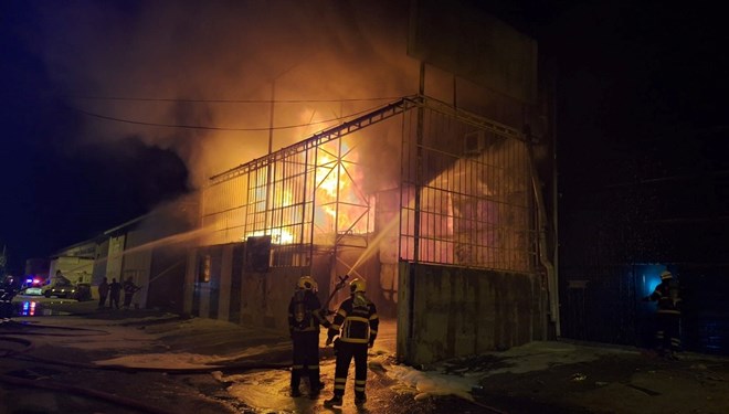 Adana’da mobilya imalathanesi alevlere teslim oldu