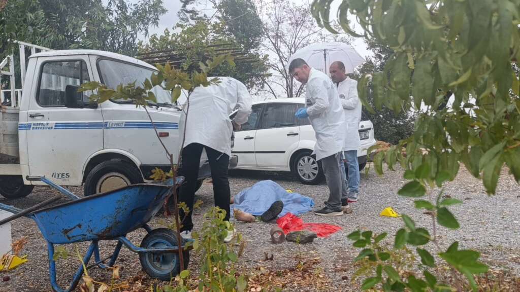 Karısını av tüfeğiyle öldürüp aynı silahla intihar etti