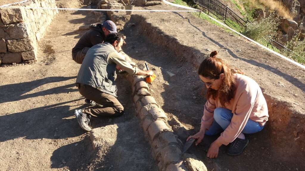 Bitlis Kalesi’ndeki kazılarda 500 yıllık su künkleri bulundu