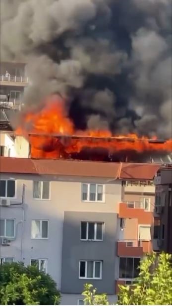 Dubleks dairenin terası alev alev yandı, mahalleli sokağa döküldü