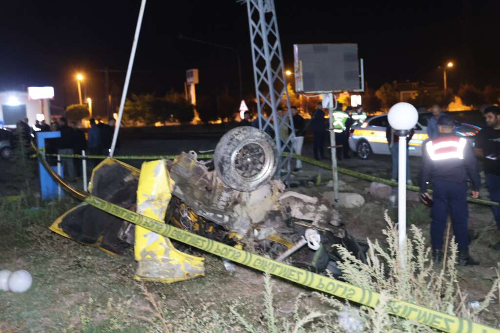 Aydınlatma direğine çarpan Tofaş ikiye bölündü: 1 ölü, 3 yaralı