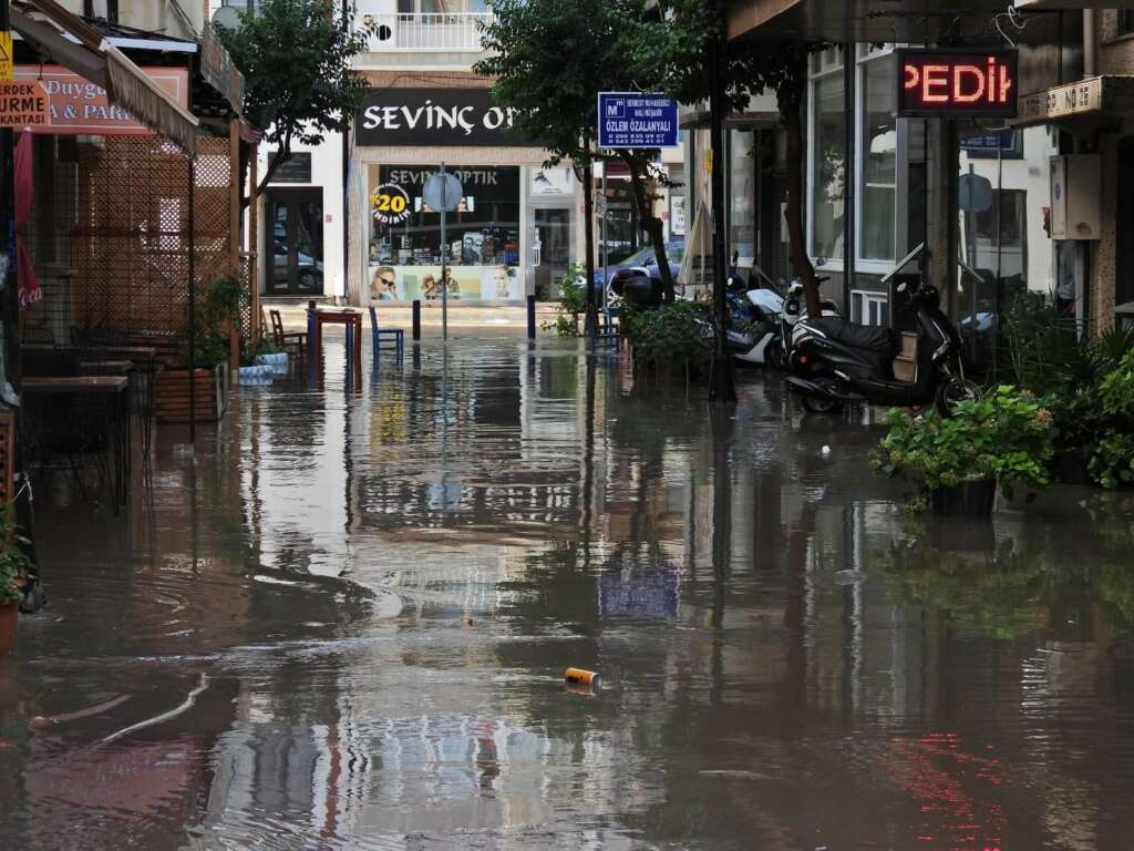 10 dakikalık yağış sonrası yollar göle döndü