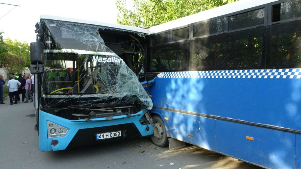 Belediye otobüsü ile öğrenci servisi çarpıştı: 25 yaralı