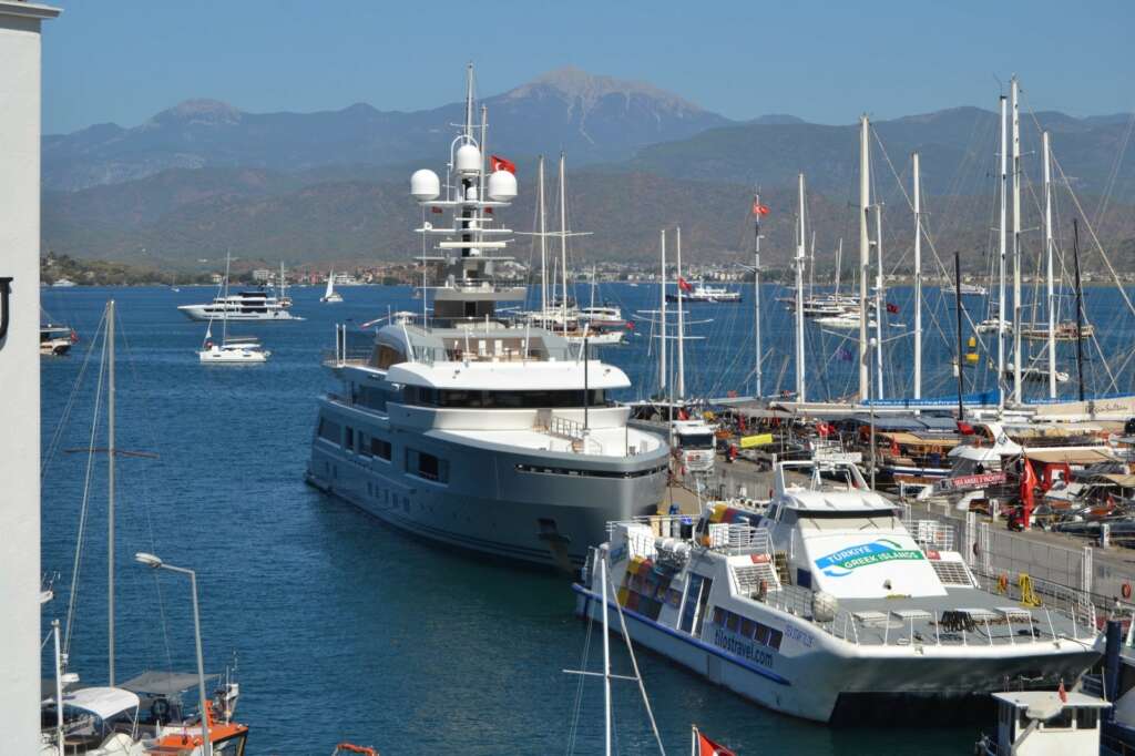 Fethiye’de “Cloudbreak” İsimli Mega Yat 65 Ton Yakıt Aldı