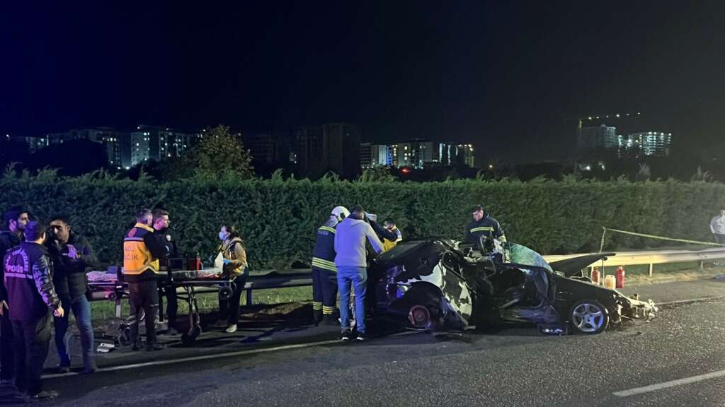 Kontrolden çıkan aracın aydınlatma direğine çartı: 1 ölü, 1 yaralı