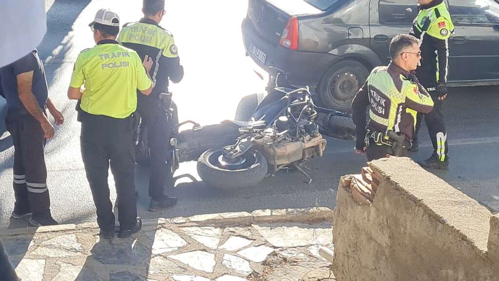 Çılgına dönen kadın, polisin motosikletini tekmeleyip devirdi