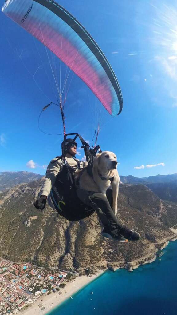 Köpeğiyle birlikte bin 700 metreden atladı