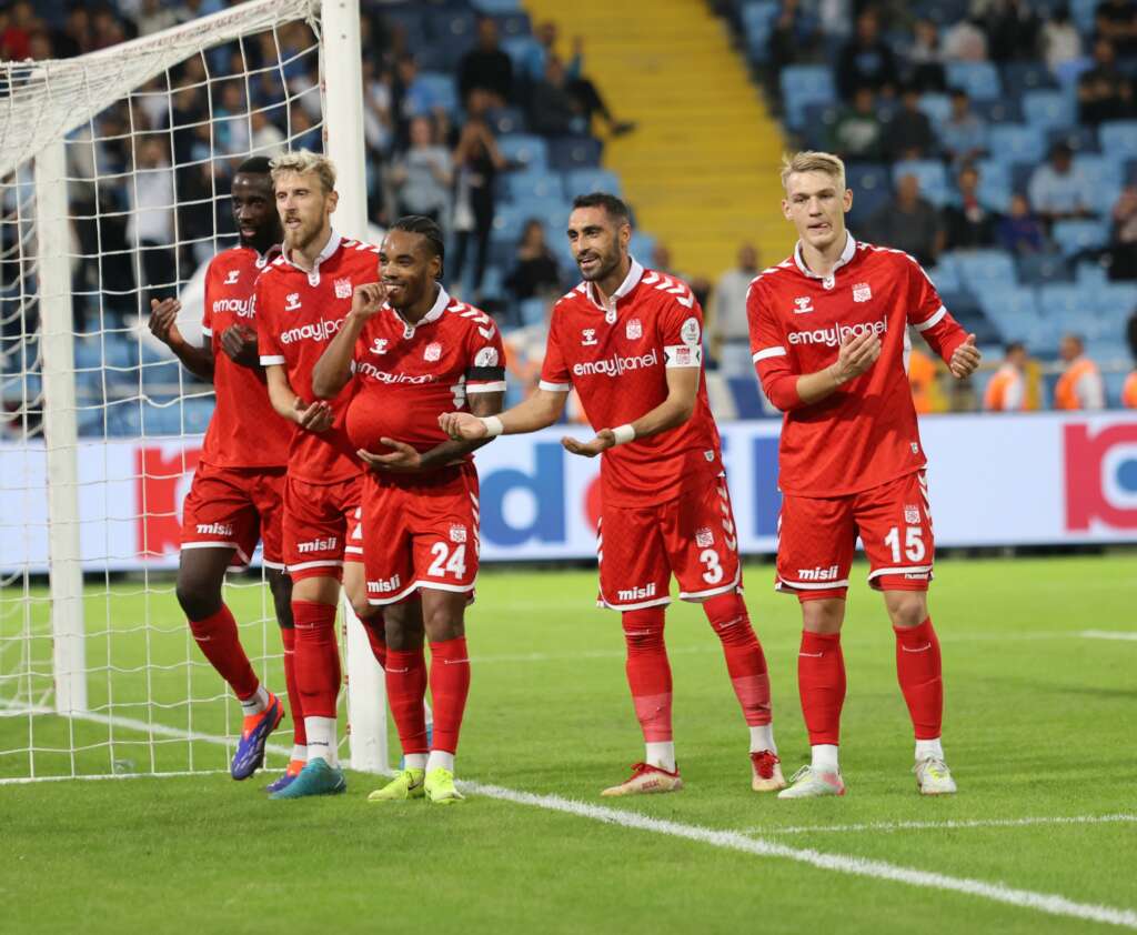 Sivasspor Adana Demirspor’a karşı 2 fark geriden gelip 4-2 kazandı