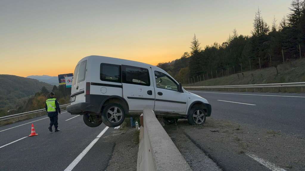 Hafif ticari araç beton bariyerlerde asılı kaldı