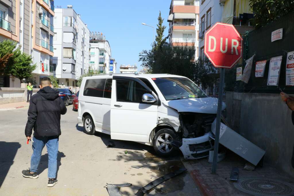 Mahalleli isyan etti: “Dur tabelasını takan yok”