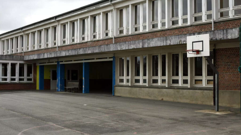 Fransa’da bir lisede yaşanan şiddet, başörtüsü ve laiklik tartışmalarını alevlendirdi