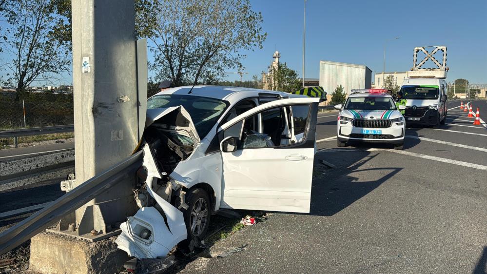 Kocaeli’de feci kaza! Bariyerlere ok gibi saplandı