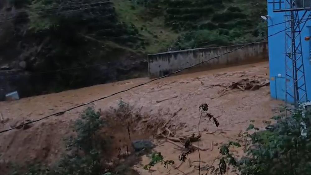 Rize’de heyelan yolları ulaşıma kapattı