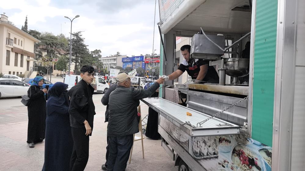 Bursa’da Fetullah Gülen’in ölümü nedeniyle lokma dağıtıldı