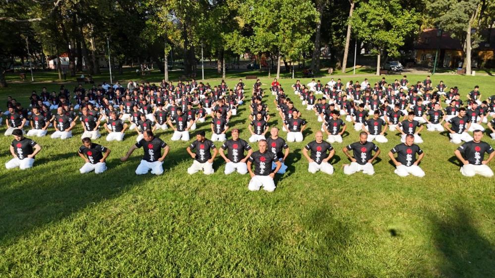 Bursa’da 240 kişilik karate şovu görsel şölen oluşturdu