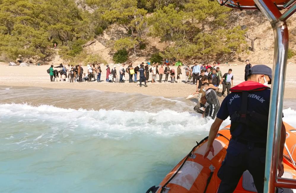 Cennet koyda 49 düzensiz göçmen yakalandı