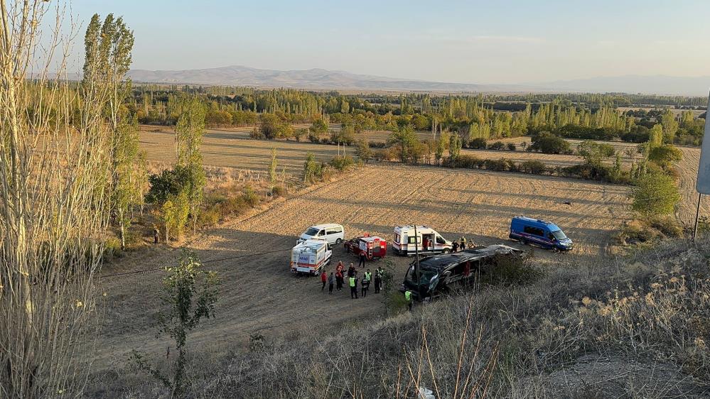 Şarampole devrilen yolcu otobüsünde 21 kişi yaralandı