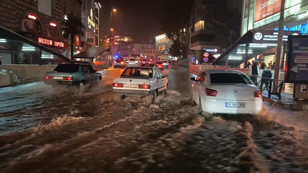 Bursa’da sağanak hayatı olumsuz etkiledi: Yollar göle döndü