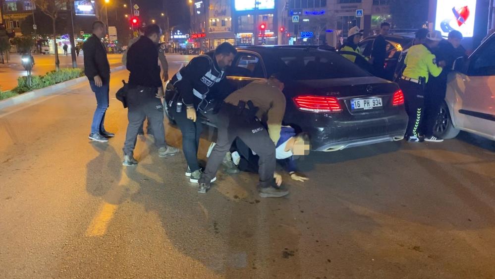 Bursa’da uygulamadan kaçtı! Polis ekiplerini metrelerce sürükledi