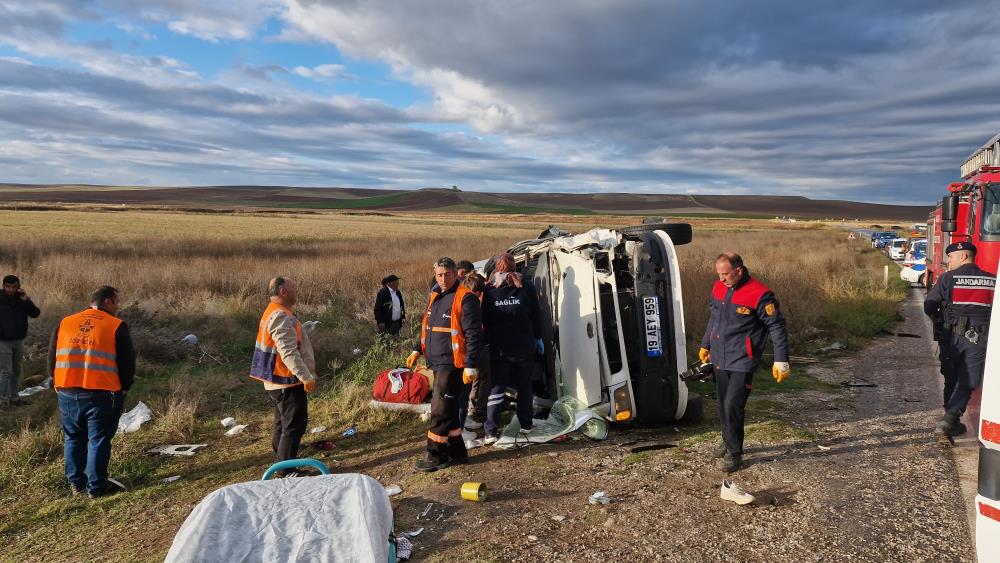 TIR ile işçi servisi çarpıştı: 1 ölü, 14 yaralı