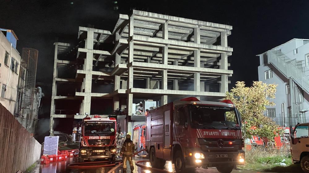 Zeytinburnu’nda iş merkezindeki yangını söndürme çalışmaları 13 saattir sürüyor