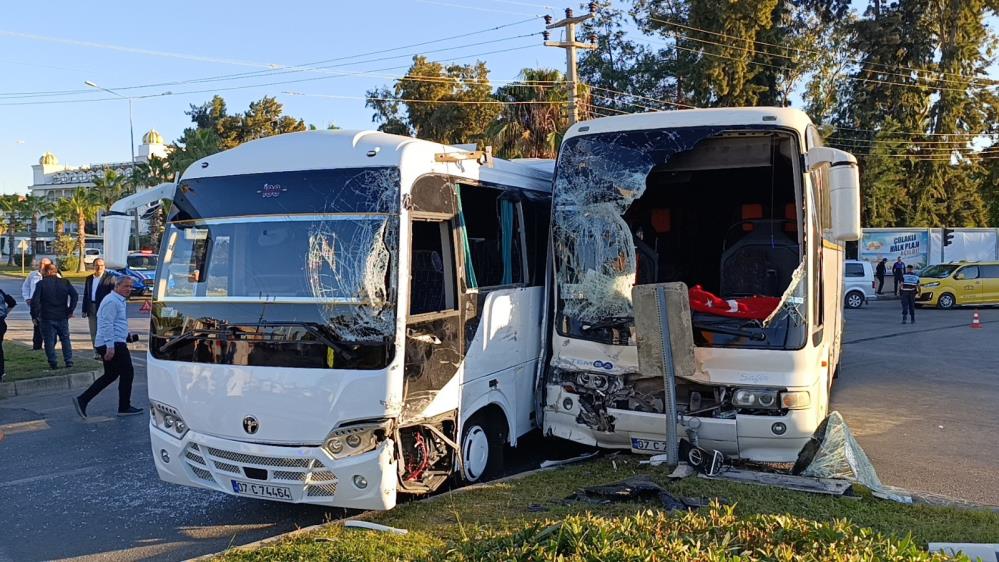 Servis araçları çarpıştı: 13 yaralı