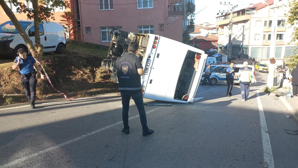 Okula giden anne ve kıza servis aracı çarpmıştı