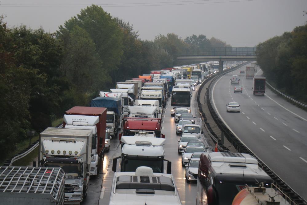 Otoyolda makaslayan tıra yolcu otobüsü çarptı: Kilometrelerce araç kuyruğu oluştu