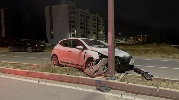 Elazığ’da otomobil aydınlatma direğine çarptı: 1 yaralı