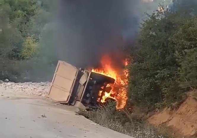 Bursa’da devrilen kamyon alev alev yandı