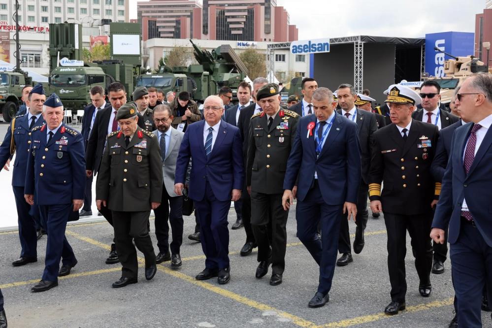 Bakan Güler, SAHA EXPO’da stantları gezdi