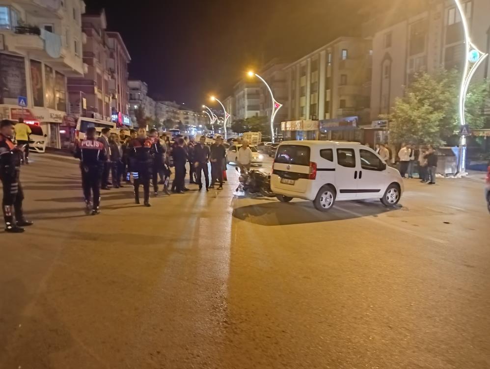 Hafif ticari araç ile motosikletli polis ekipleri çarpıştı: 2 polis memuru yaralandı