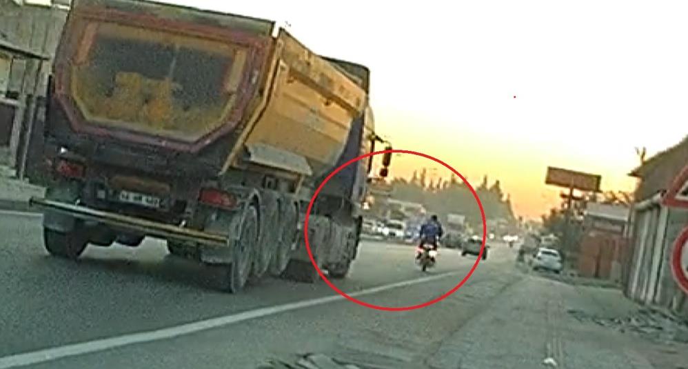 Hafriyat kamyonunu sağdan solluyan motorcu, ön kaldırarak canını hiçe saydı