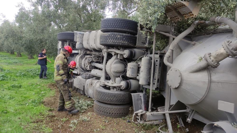 Bursa’da çimento yüklü tanker devrildi