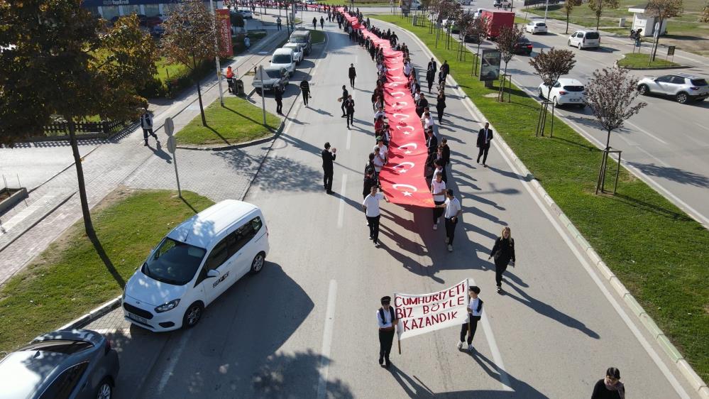 Bursa’da öğrencilerden ‘Yaşasın Cumhuriyet’ yürüyüşü