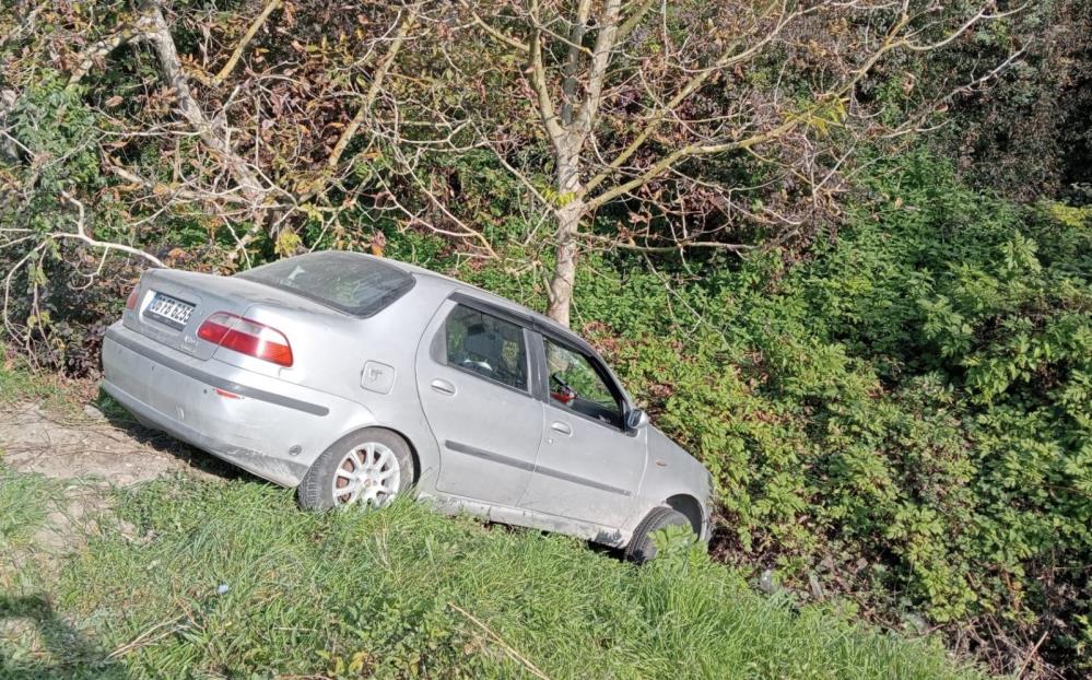 Otomobilini mıcıra kaptırdı, ağaçlık alana savruldu