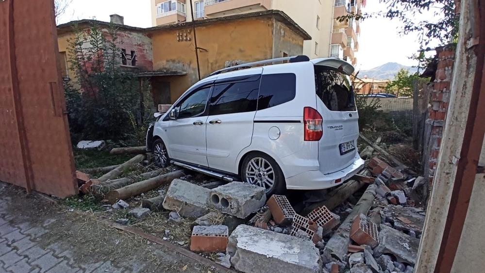 Kontrolden çıkan araç bahçe duvarını yıkıp içeri girdi