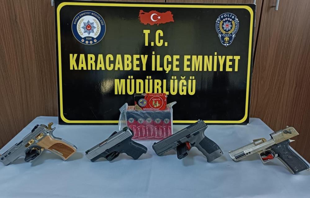 Karacabey’de bir evde 4 adet tabanca ele geçirildi