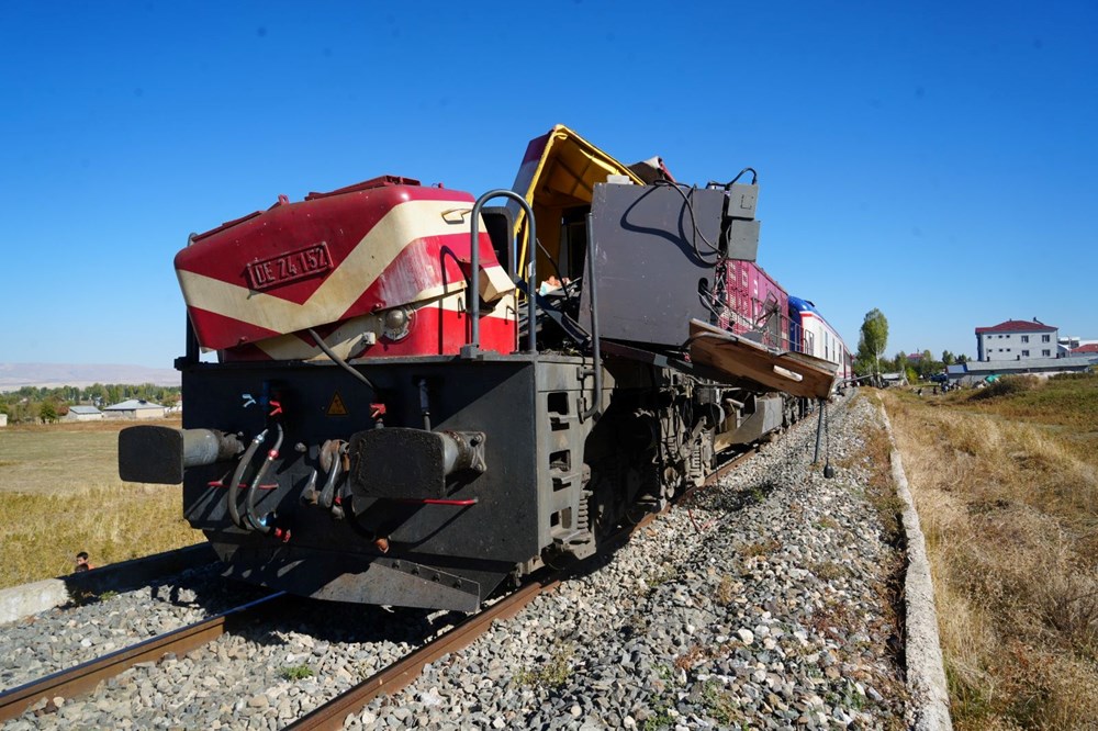 Yolcu treni beton pompasına çarptı: Ölü ve yaralılar var