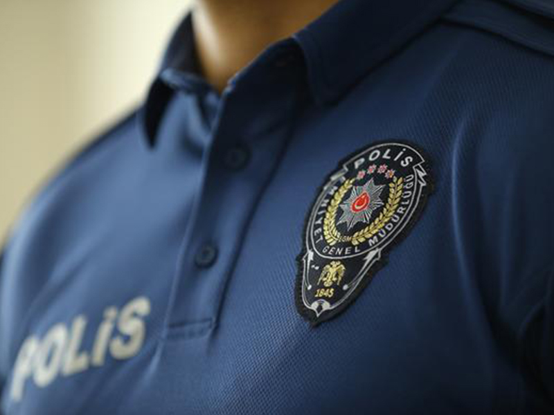 Polis memuru evinde ölü bulundu