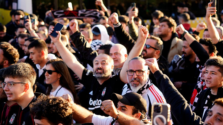 Beşiktaş taraftarı stadyuma geldi