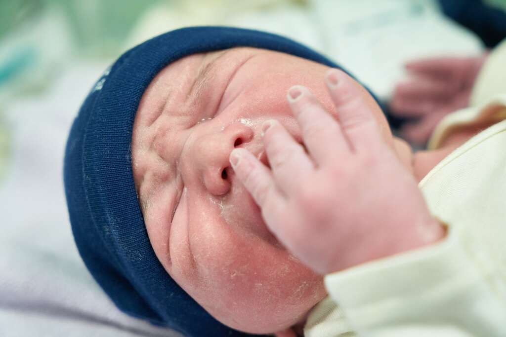 Klozetten bebek çıktı! Yurt dışına kaçmaya çalıştılar