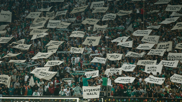 Bursaspor taraftarından kadın cinayetlerine tepki ,öldürülen kadınların isimleri yazılı pankartlar açıldı