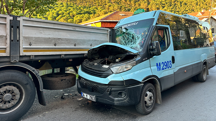 Yolcu minibüsü park halindeki tıra çarptı: 8 yaralı