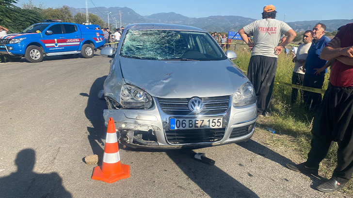 Otomobille çarpışan elektrikli motosikletteki çocuk öldü, kuzeni ağır yaralandı