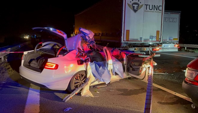 TEM’de feci kaza: TIR’a çarpan otomobilde 2 kişi öldü