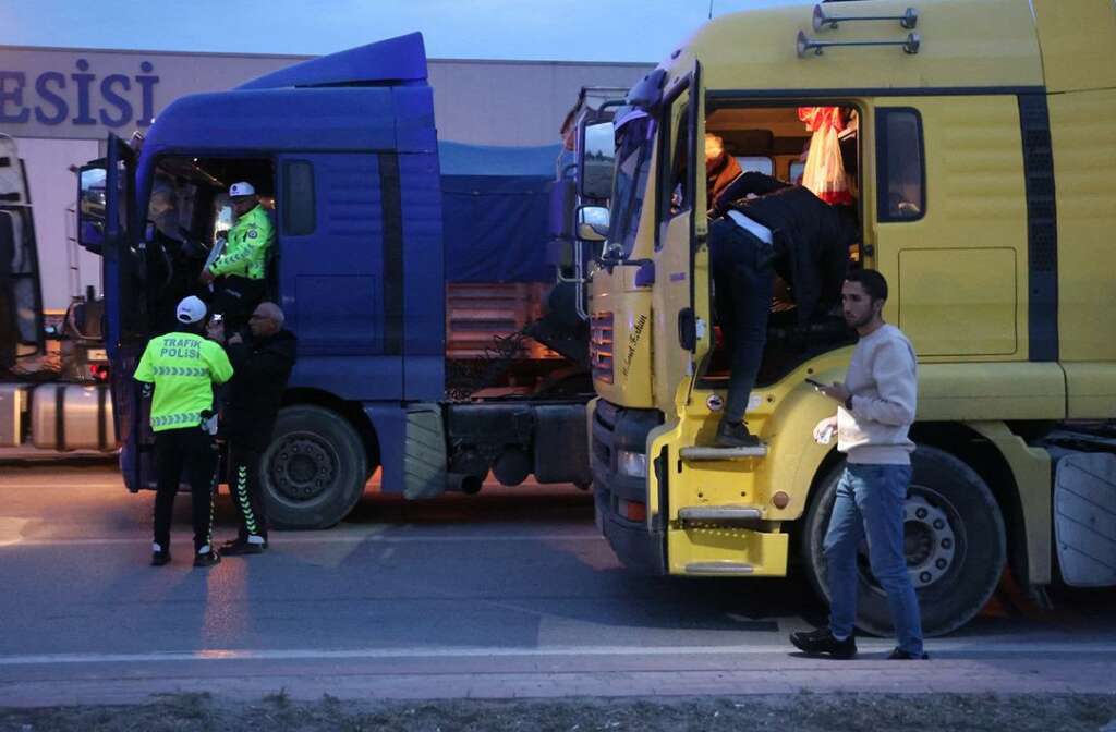 Tehlikeli kovalamaca! Polisten TIR’larla 30 kilometre kaçtılar