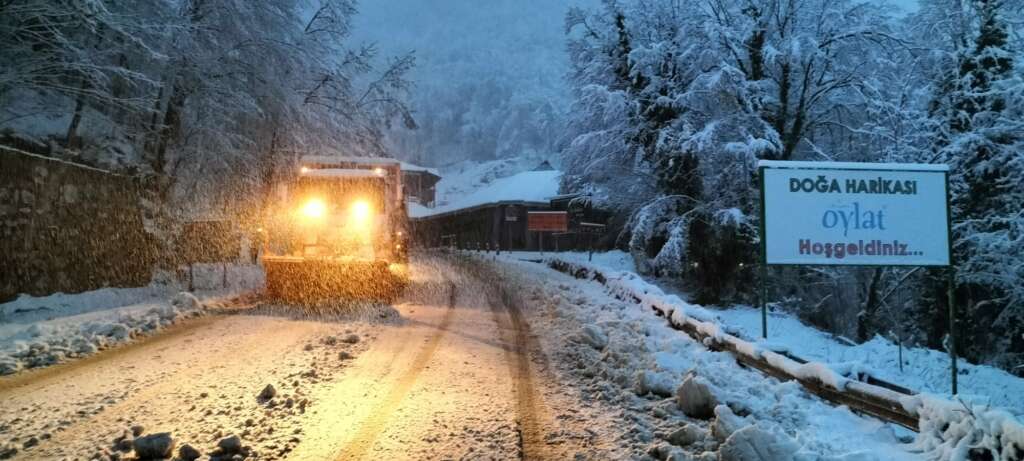 Bursa’da ekipler karla mücadele çalışmalarını sürdürüyor