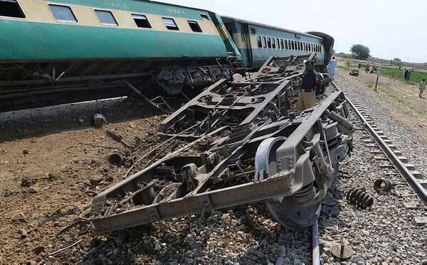 Pakistan’da tren istasyonunda bombalı saldırı: 24 ölü, 44 yaralı