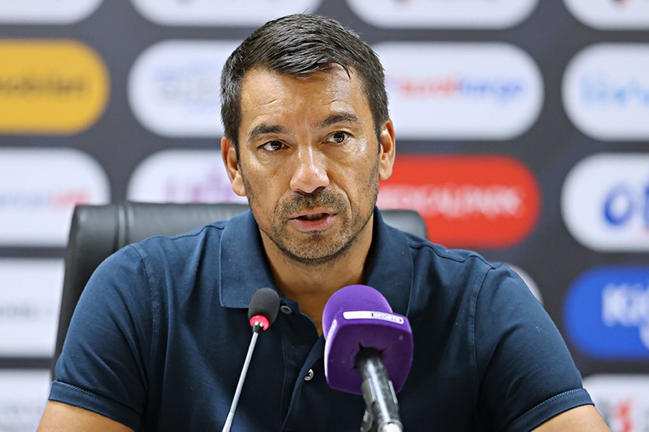 Bronckhorst’tan kadroda 3 değişiklik